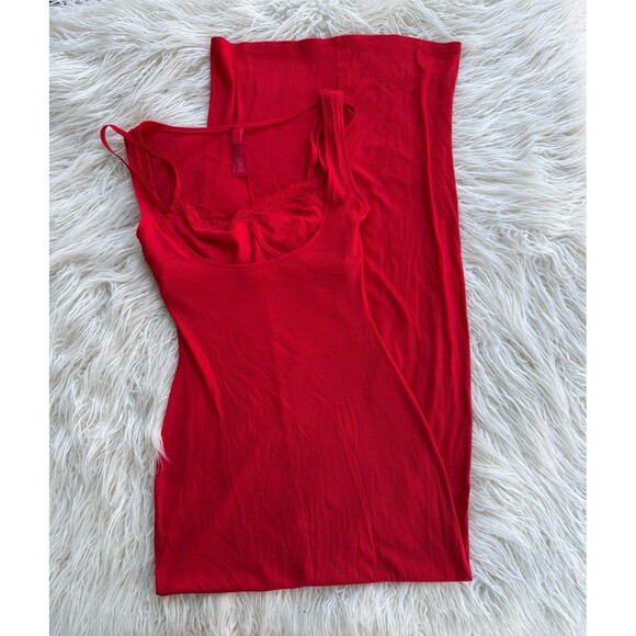 Skims Soft Lounge Lace Long Dress with Bralette Cherry
Size Small - Picture 4 of 11